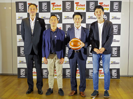 （左から）サンロッカーズ渋谷クラブ代表・岡博章社長、長谷部健渋谷区長、ミクシィ森田仁基社長ら