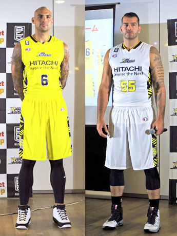 ホーム用ユニホーム（左、ロバート・サクレ選手）とビジター用ユニホーム（右、ショジュ・ハレルソン選手）