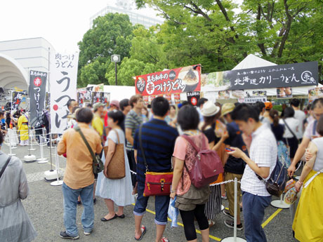 15店舗が出店している「うどん天下一決定戦」の会場