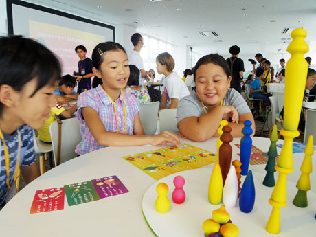 カードゲームを楽しむ児童たち