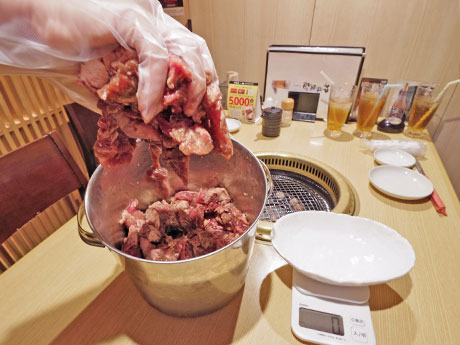 寸胴鍋からつかみ取りしたカルビはその場で量を図る