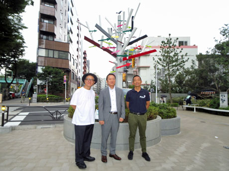 矢印サインの前に立つ（左から）「シブヤ・アロー・プロジェクト」ディレクターの桑原茂一さん、大西賢治実行委員長、長谷部健渋谷区長