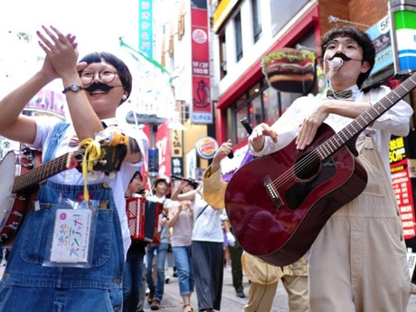 街中のいたるところで音楽が奏でられる（写真は昨年の様子）
