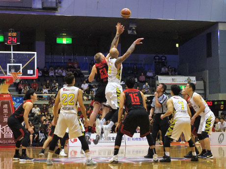 今季初対決となったアルバルク東京（黒のユニホーム）とサンロッカーズ渋谷（白のユニホーム）