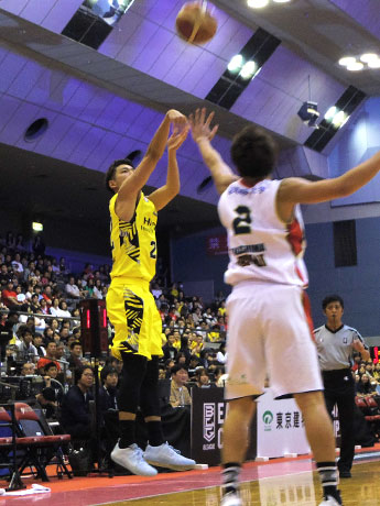 3Pシュート5本を決めるなどしてMVPに選ばれた長谷川智也選手（左）