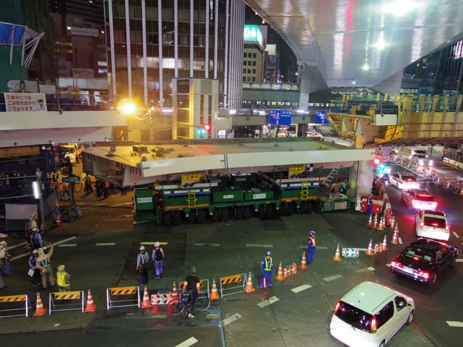 リフトアップされる新しい橋桁