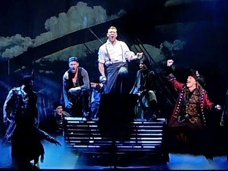 バリ（中央）が決意を力強く歌う「Stronger」より