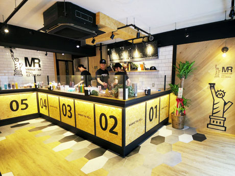 木目や黒などを基調にした店内