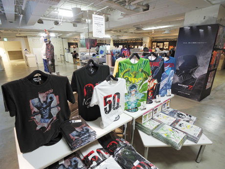 トイ・メーカーやクリエーターらが手掛けた商品が並ぶフロア内