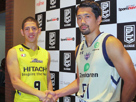 開幕を戦う（左から）サンロッカーズ渋谷・ベンドラメ礼生選手と琉球ゴールデンキングス・古川孝敏選手