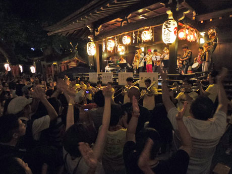 境内でライブを行うBEGIN（写真は昨年行ったライブの様子）