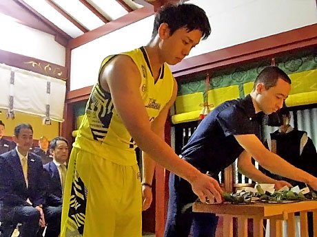 チームを代表して玉串奉奠を行った（左から）伊藤駿選手と勝久ジェフリーヘッドコーチ