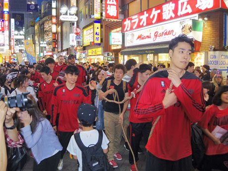 来街者でにぎわうバスケ通りをパレードするアルバルク東京の選手たち