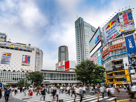 渋谷駅周辺で開催を知らせる屋外広告を展開していた