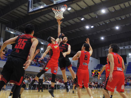 シーズン開幕前最後の練習試合を行ったアルバルク東京（黒のユニホーム）と三遠ネオフェニックス（赤のユニホーム）
