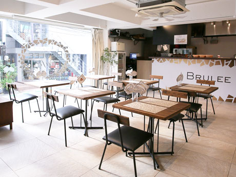 商品パッケージに使っている白やゴールドをあしらう「BRULEE Cafe」店内