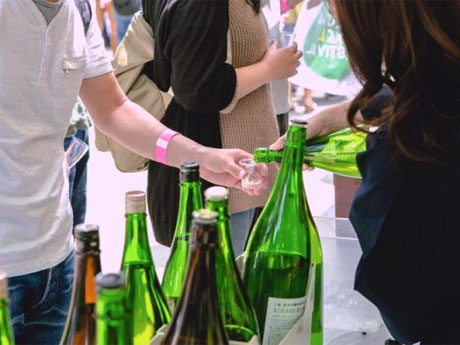 蔵元が来場客に酒をついで提供する
（写真は前回開催時の様子）