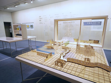 「窓」を多角的に研究した成果を紹介する場内