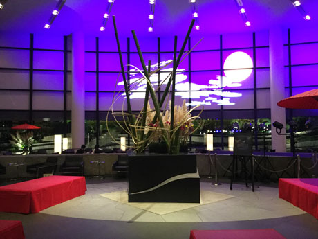 シェードに月を投影し野点傘と床几台を設置しているロビー