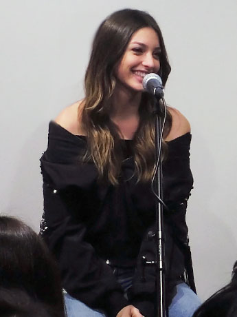 「Tears」を披露したセリーヌ・ファラクさん