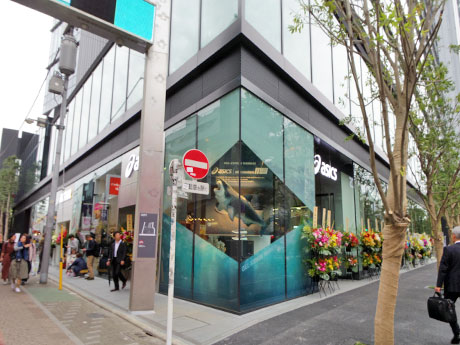 明治通りと竹下通りが交わる角地に位置する店舗概観