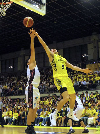 ドライブからのレイアップでチームをけん引したベンドラメ礼生選手（写真右）