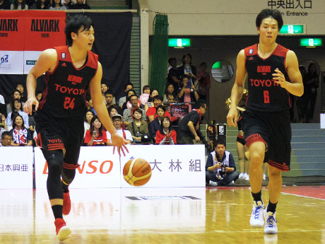 場内を沸かせた（左から）田中大貴選手と馬場雄大選手