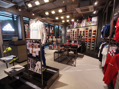 国内最多品番をそろえる「アディダスフットボール サッカーショップKAMO原宿店」内