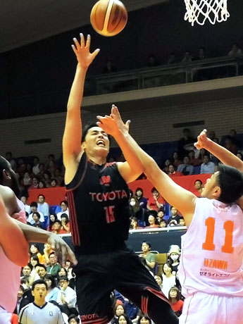 竹内譲次選手（写真中央）らパワーフォワードとセンター陣が得点をけん引した