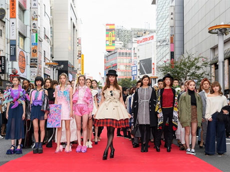 西内まりやさんがゲスト出演した昨年の路上ファッションショーより