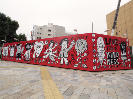 工事仮囲いに掲出されているアート