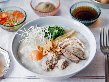 米を「形が無くなるまで」煮込み鶏のスープと合わせる粥「ジョーク」（中央）を中心に提供する