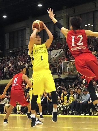 オフェンスとディフェンスでチームに貢献した清水太志郎選手