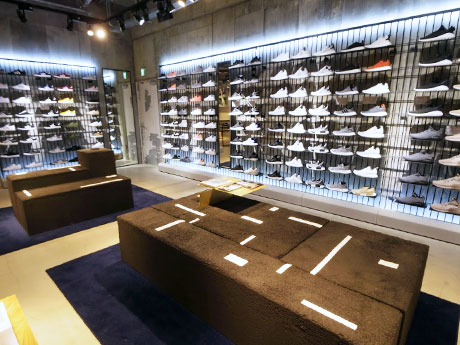 アスファルトを使った腰掛けを配置したフットウエア前の「ソーシャルラウンジ」エリア