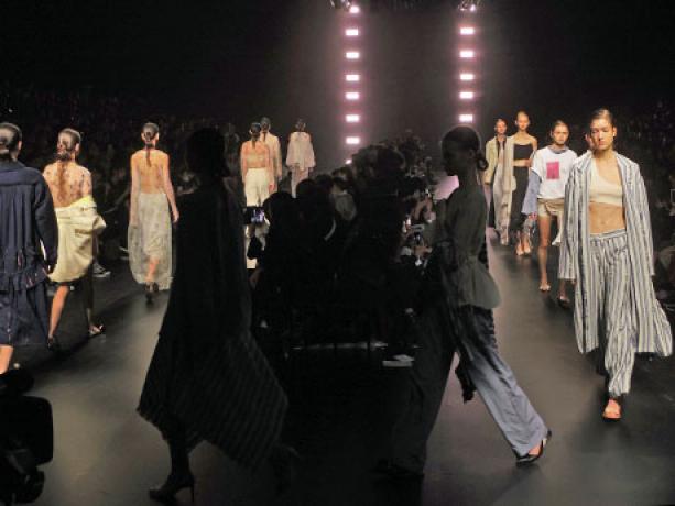 初日に行われた「tiit tokyo」のコレクションショーより