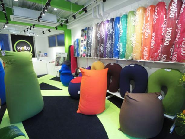 主力商品のソファが並ぶ1階