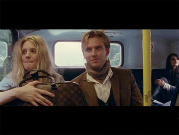 英俳優ダン・スティーブンスさんが出演する「ベビーシッター」（サム・ホアー監督）より