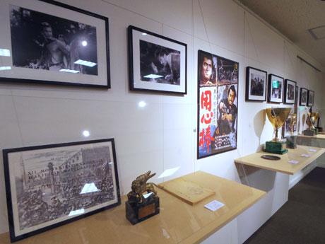 写真やポスター、受賞トロフィーなどを展示する場内