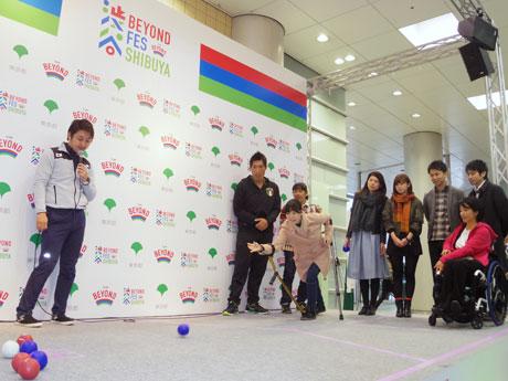 初日にはパラリンピアン・田口亜希さんや五輪メダリスト・篠原信一さんが「ボッチャ」を体験した