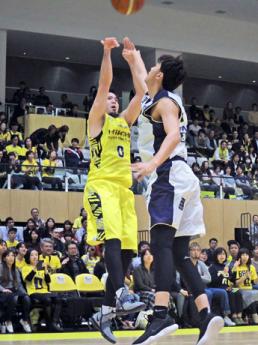 「ON1の時間帯に負けていたら自分の責任」と強い気持ちで戦った満原優樹選手（左）