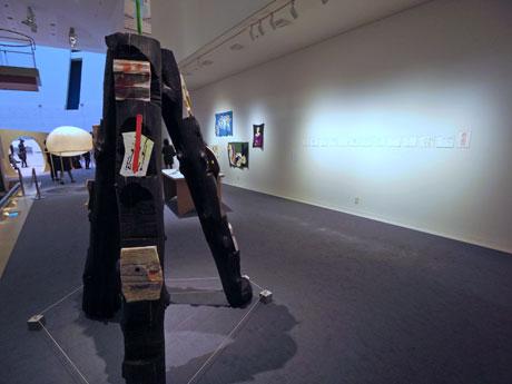 アウトサイダー・アートと現代アートを垣根なく紹介する