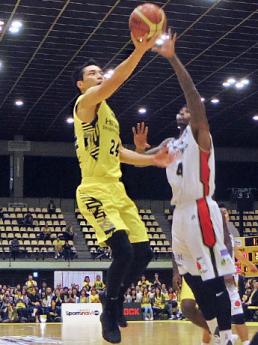 10得点アシスト6本などチームを引っ張った広瀬健太選手（写真左）