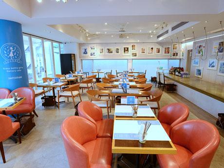 「びんむすめ」の写真を飾る店内