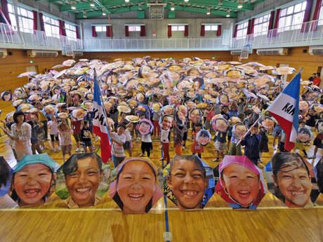 子どもたちの笑顔をプリントした傘を広げるプロジェクト（写真＝過去に行った際の様子）を展開するMERRY PROJECT