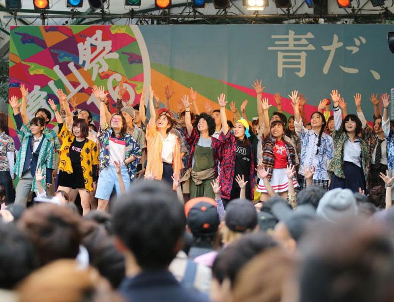 中庭のステージでは音楽やダンスなどのパフォーマンスを展開する（写真は昨年開催時の様子）