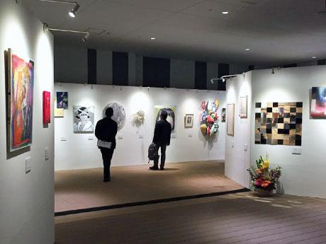 一般公募した作品の展覧会などを展開する（写真は過去開催時の様子）