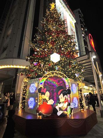 ミッキーたちのゴージャスなパーティーをイメージした高さ約12メートルのツリー