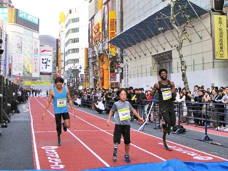 ファイヤー通りを交通規制してタータンを敷いた