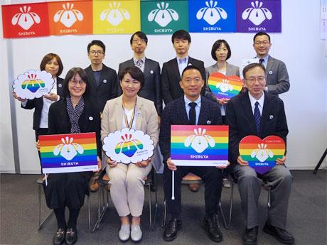 「渋谷区パートナーシップ証明」交付開始2年を報告した長谷部健渋谷区長（前列中央右）ら