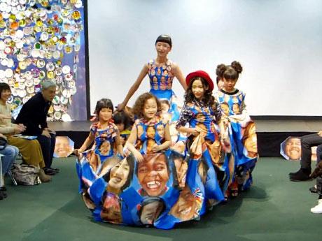 最大で8人が同時に着られる「笑顔」のドレス